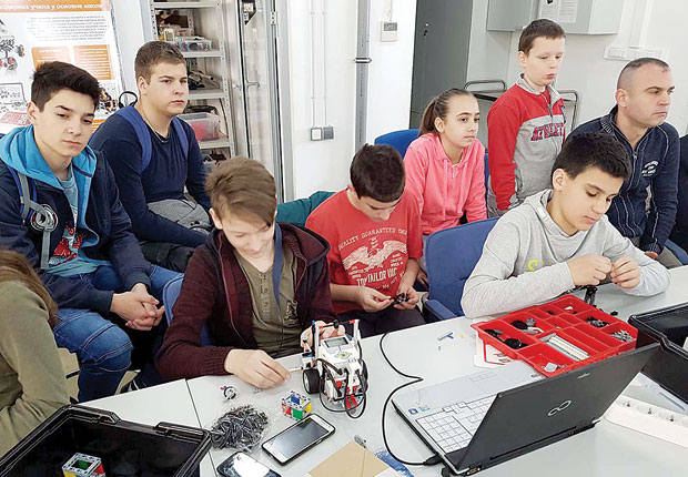 Ученици направили роботе